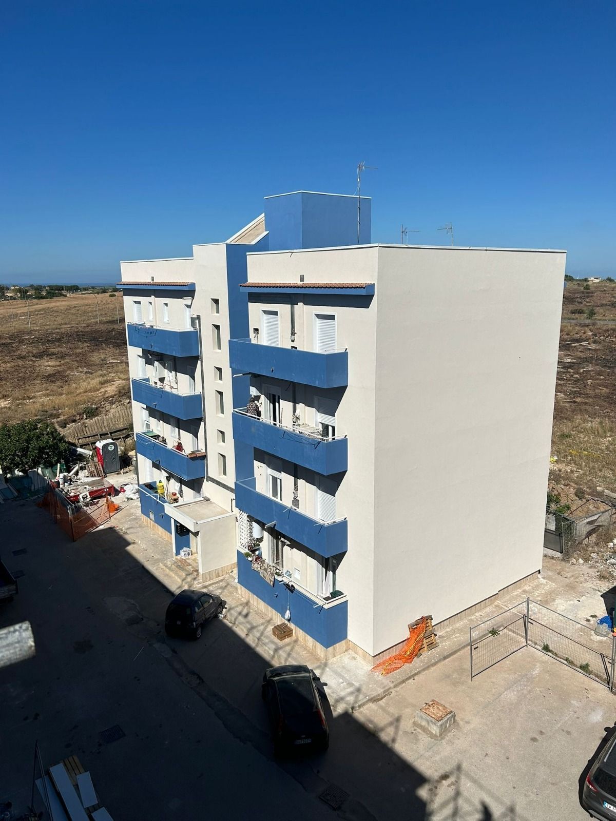 Due stand espositivi che mettono in mostra le porte: una bianca, una marrone.