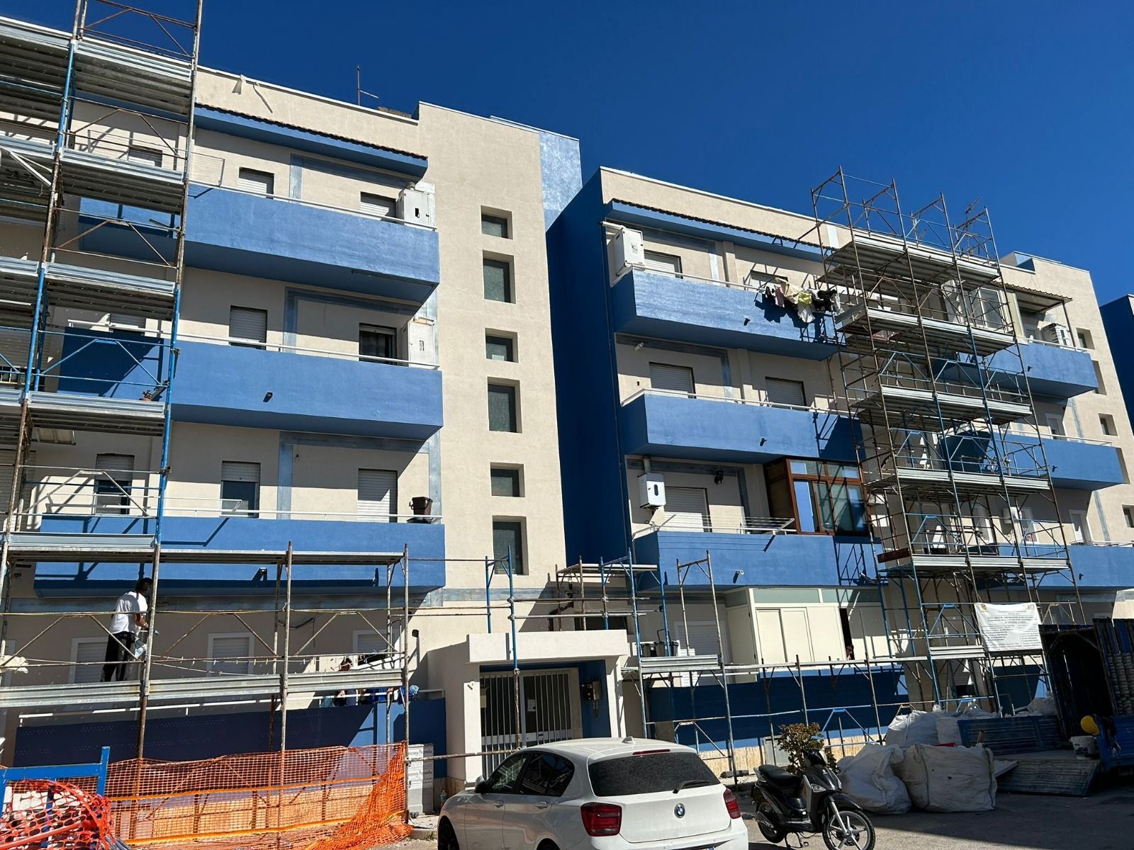 Sono esposte diverse porte interne, che mostrano stili, colori e design diversi.