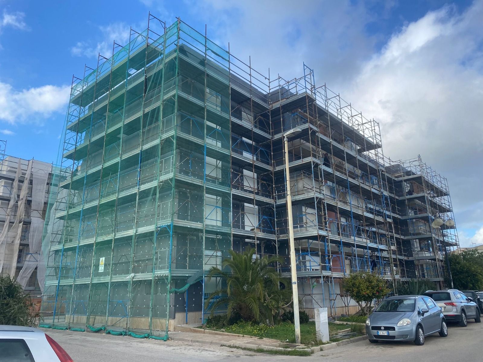 Due stand espositivi che mettono in mostra le porte: una bianca, una marrone.