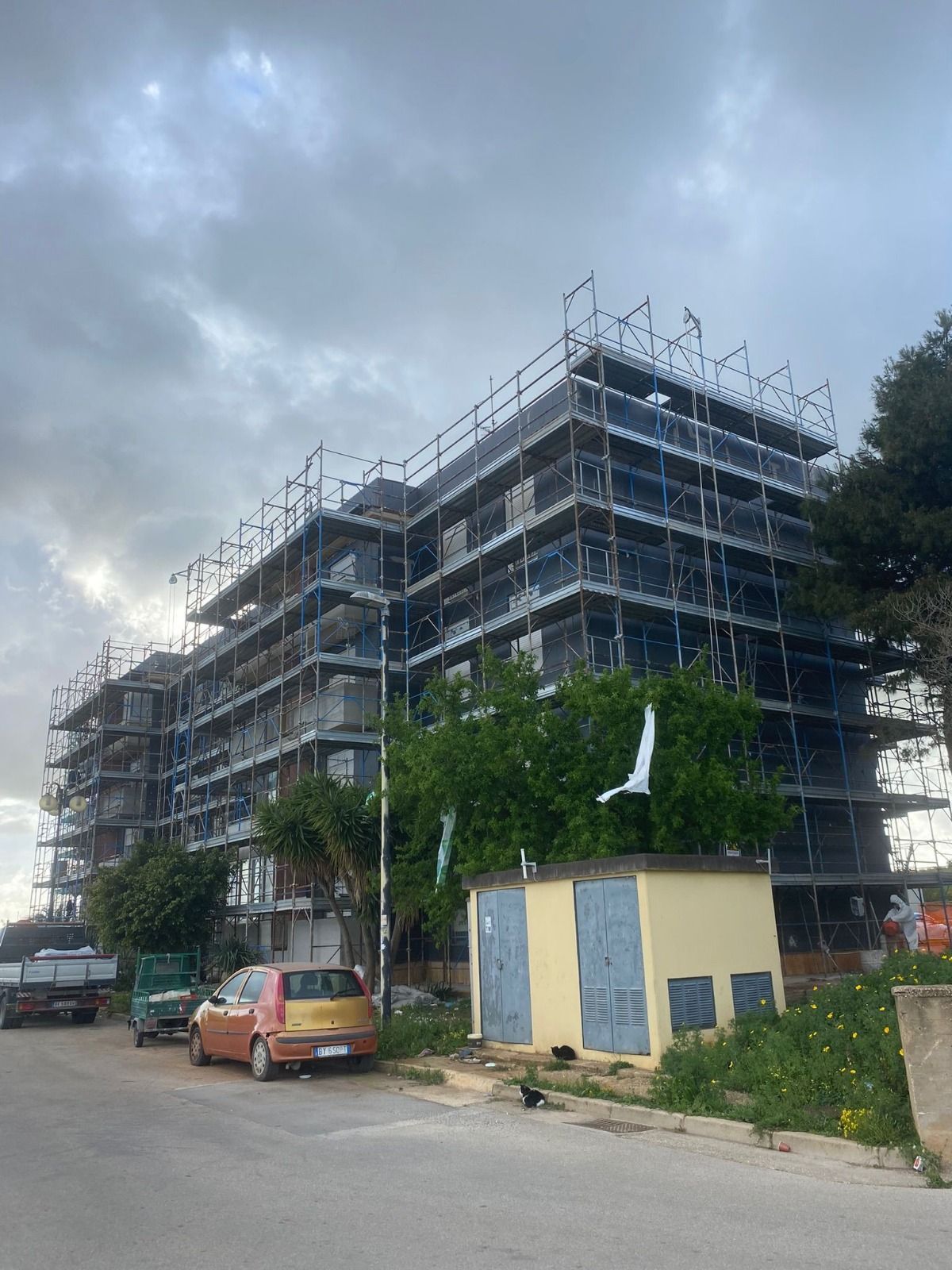 Due stand espositivi che mettono in mostra le porte: una bianca, una marrone.