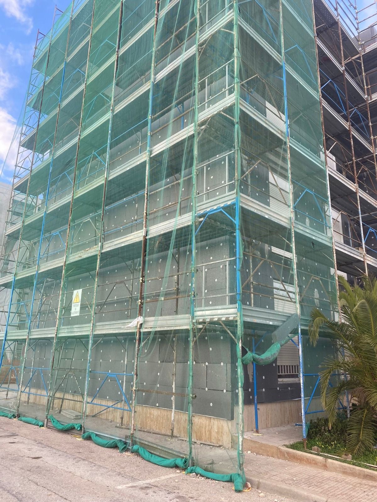 Sono esposte diverse porte interne, che mostrano stili, colori e design diversi.