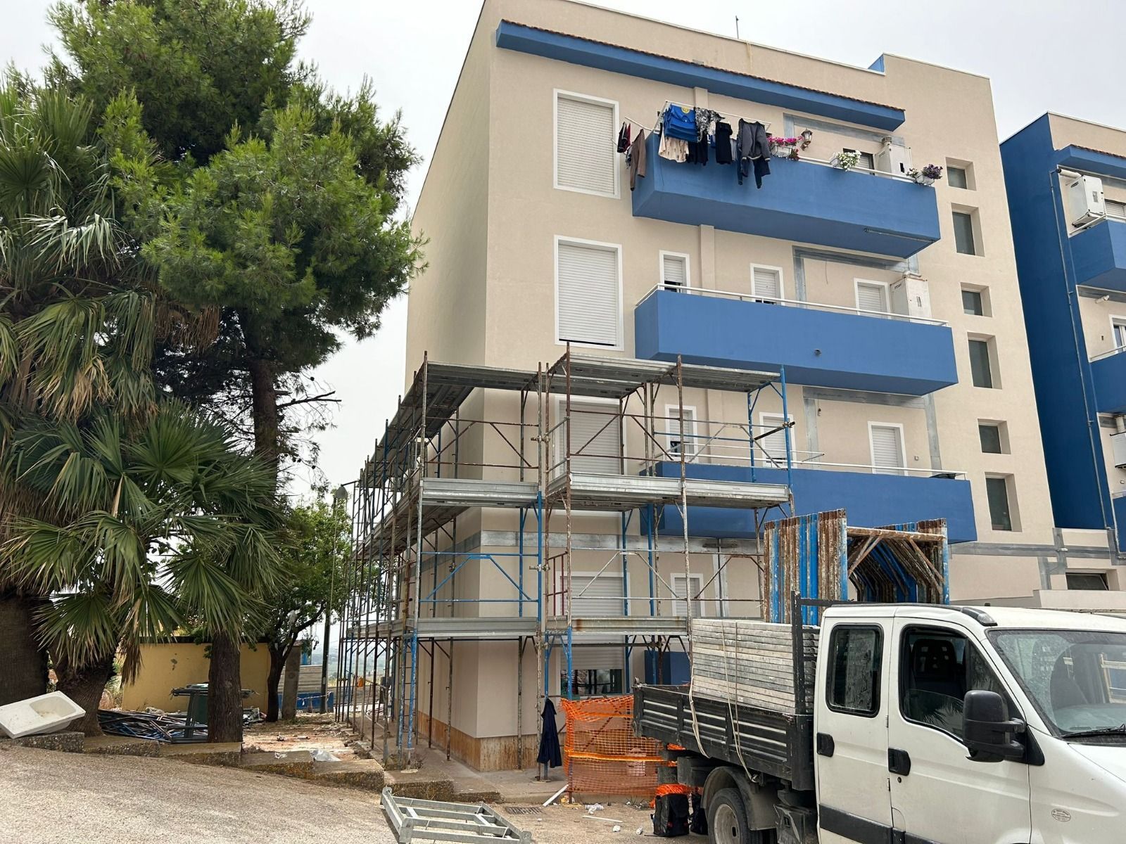 Sono esposte diverse porte interne, che mostrano stili, colori e design diversi.