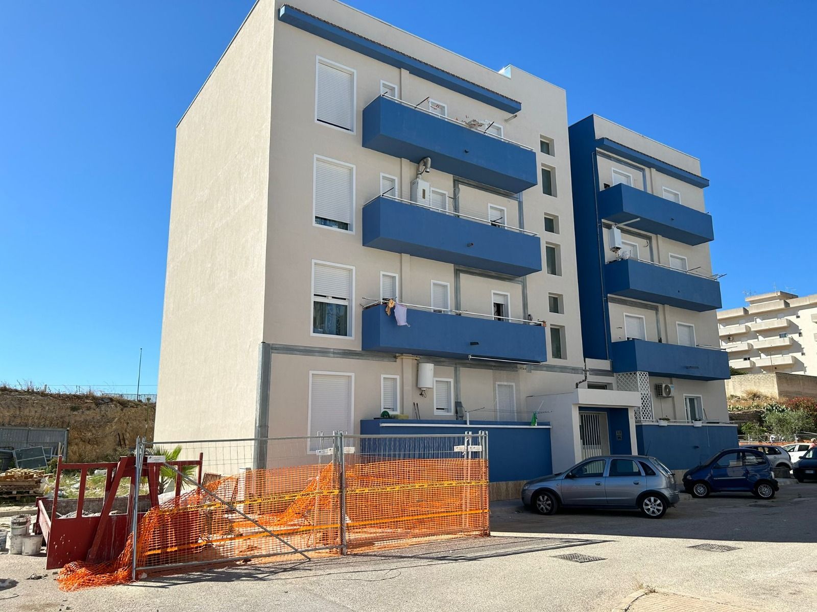 Sono esposte diverse porte interne, che mostrano stili, colori e design diversi.