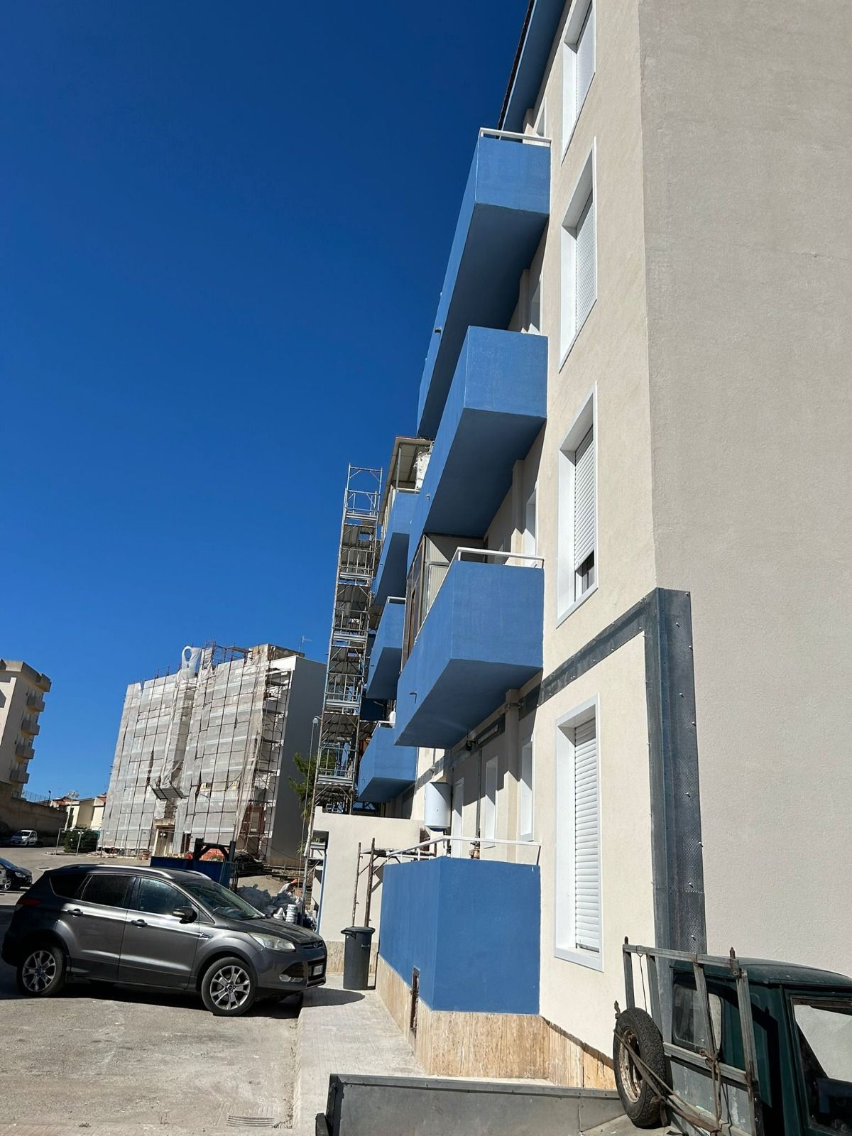 Sono esposte diverse porte interne, che mostrano stili, colori e design diversi.