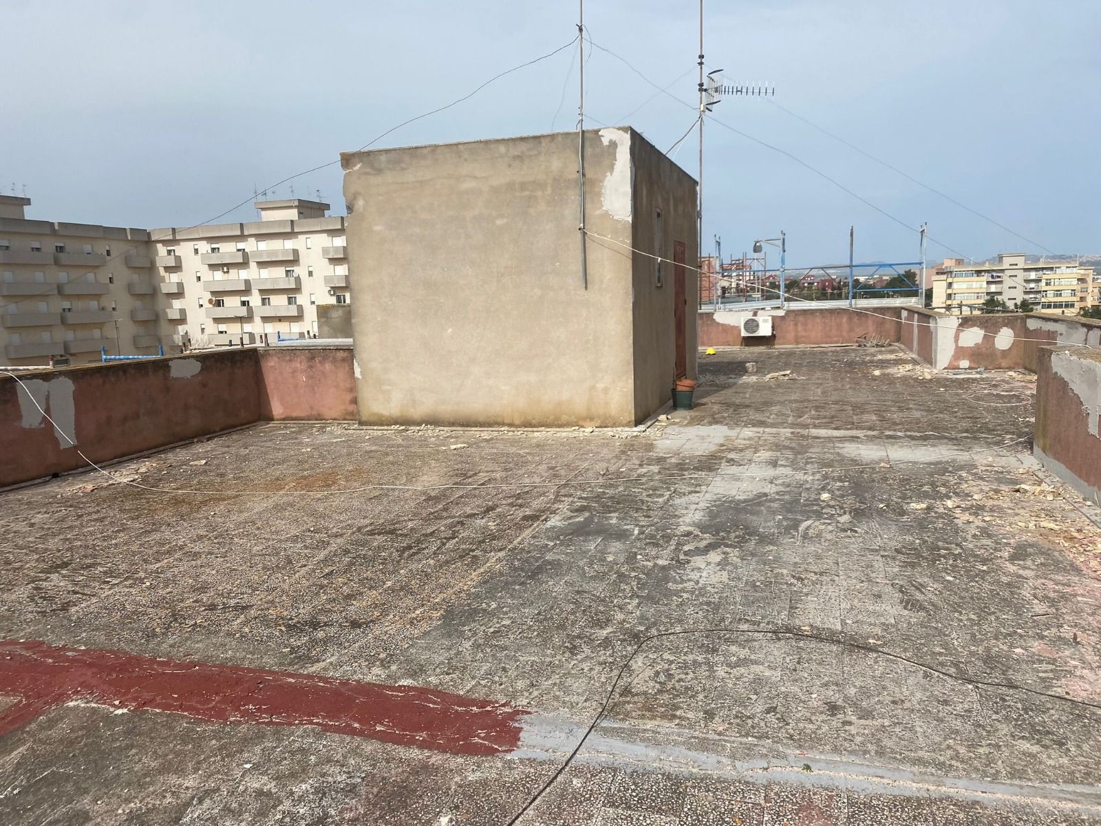 Due stand espositivi che mettono in mostra le porte: una bianca, una marrone.