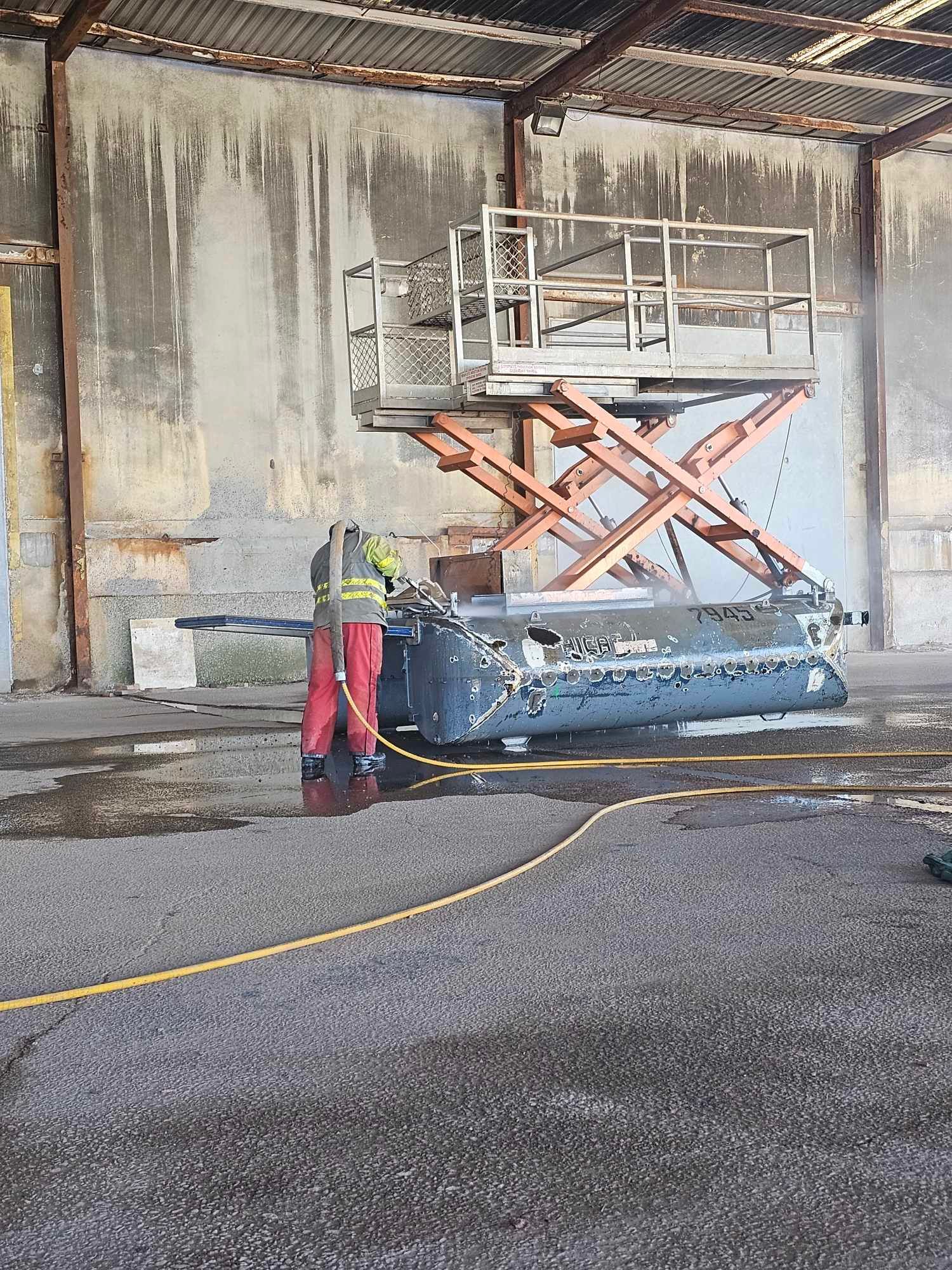 Tank and vessel cleaning