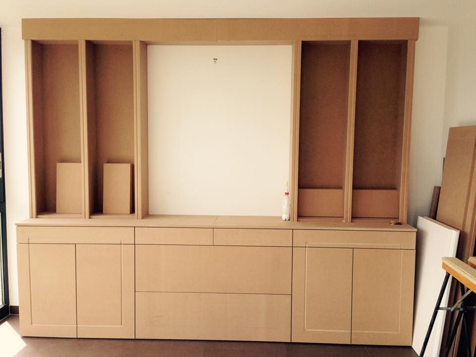 Un meuble en bois avec tiroirs et étagères dans une pièce avant travaux