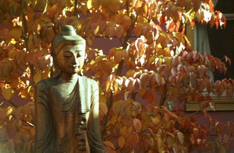 A gold statue of a woman