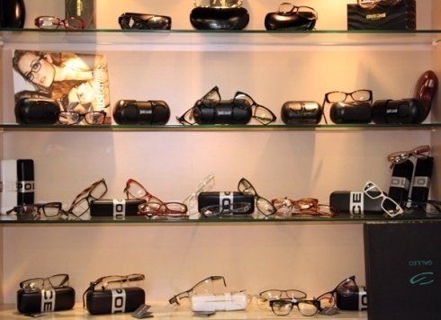 Vari modelli di occhiali da sole