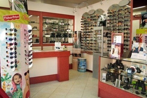 Espositori nel negozio di ottica