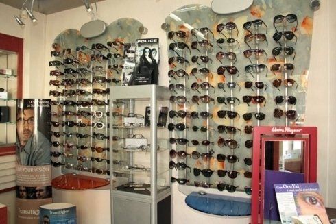 Espositori con occhiali da sole e da vista