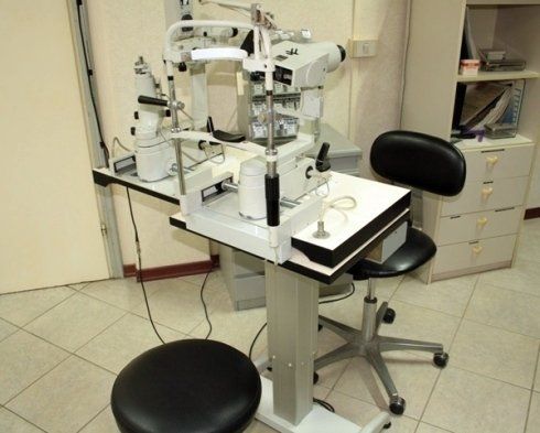 Oftalmometro nel negozio di ottica