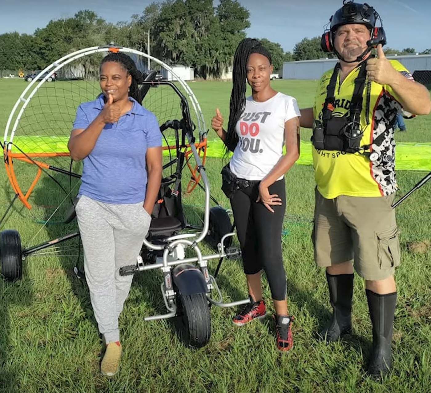 2 girls with paramotor instructor