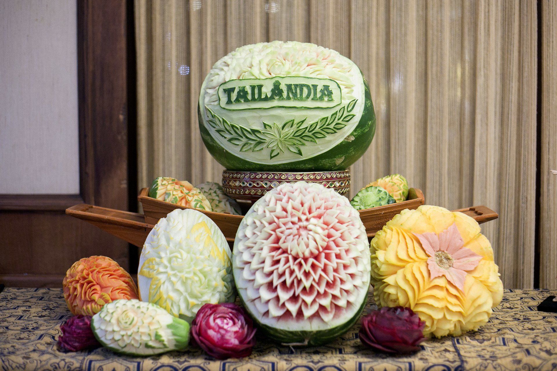 Esculturas elaboradas de melancia com a inscrição 