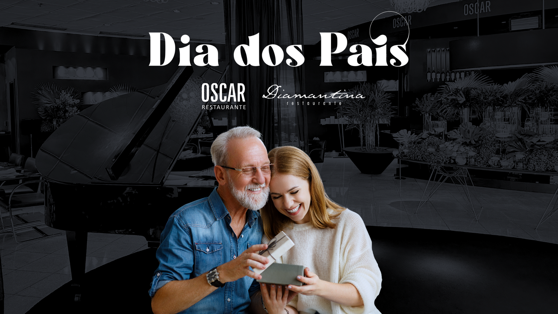 Pai e filha, sorrindo, abrindo um presente.