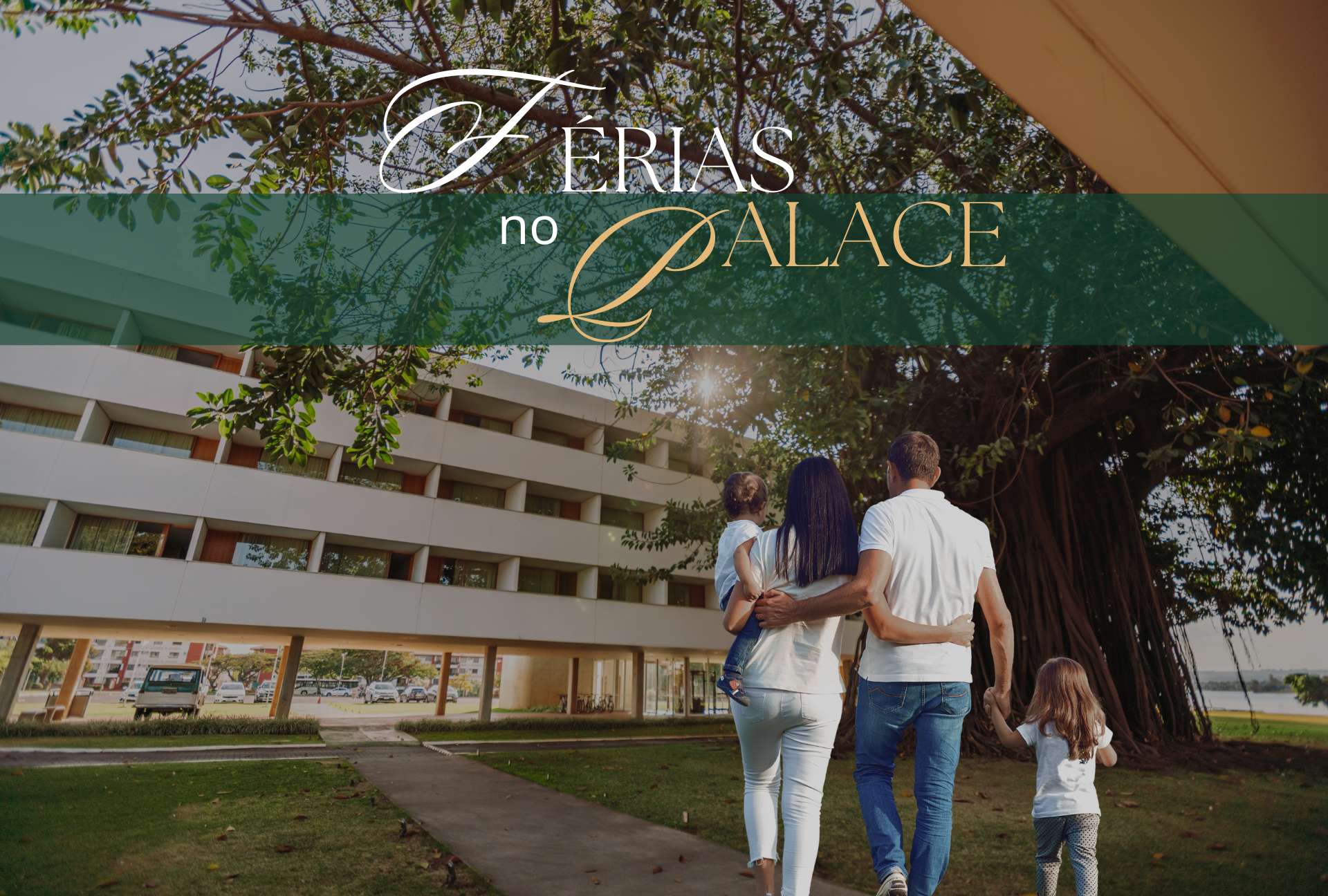 Família caminhando por uma trilha em direção a um prédio branco e uma grande árvore; o texto diz