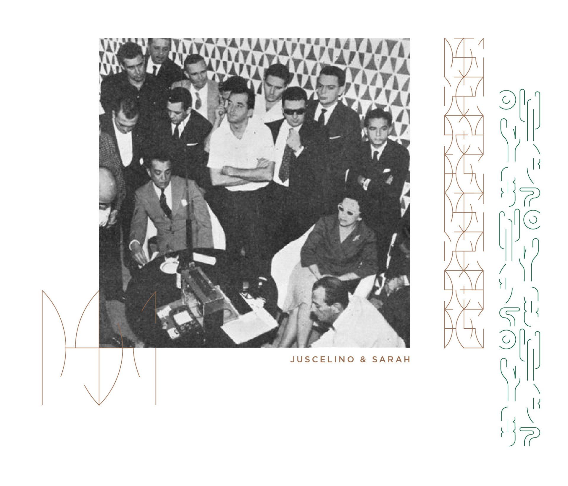 Grupo de pessoas, a maioria homens de terno, reunidos em um ambiente fechado. Uma mulher em primeiro plano, um homem sentado perto dela. Preto e branco.