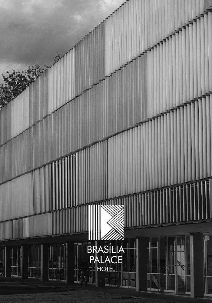 Foto em preto e branco da fachada do Brasília Palace Hotel, com painéis listrados verticais e o logotipo do hotel.