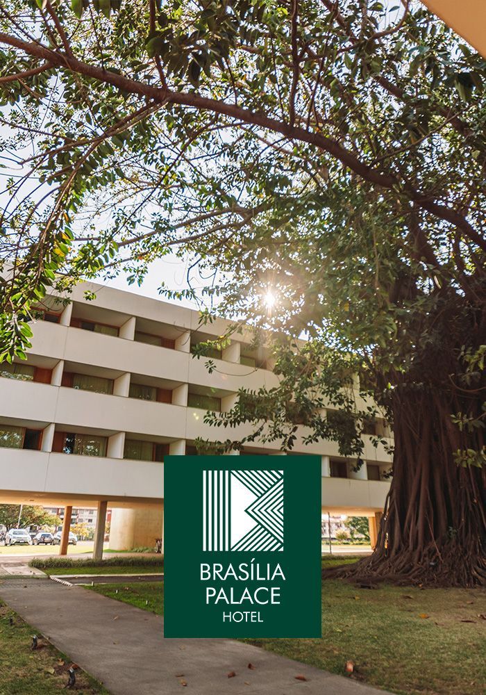 Exterior do Brasília Palace Hotel com seu logotipo em um quadrado verde, apresentando uma fachada moderna em tom bege.
