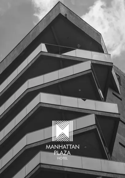 Foto em preto e branco de um edifício inclinado com varandas, logotipo do Manhattan Plaza.