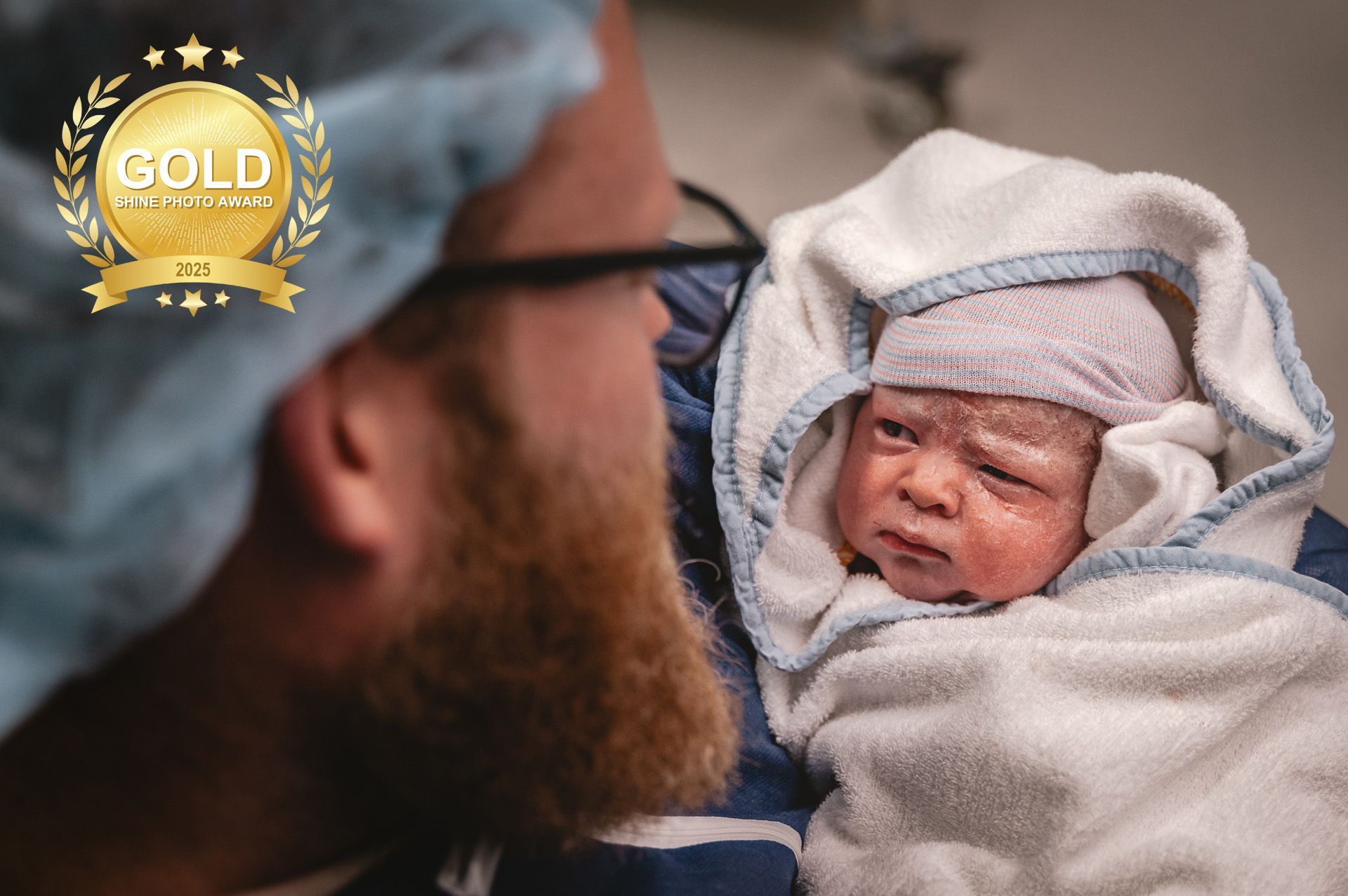 Internationale Gouden award voor deze geboortefoto  – Winnaar bij de Shine Photo Awards 2024.