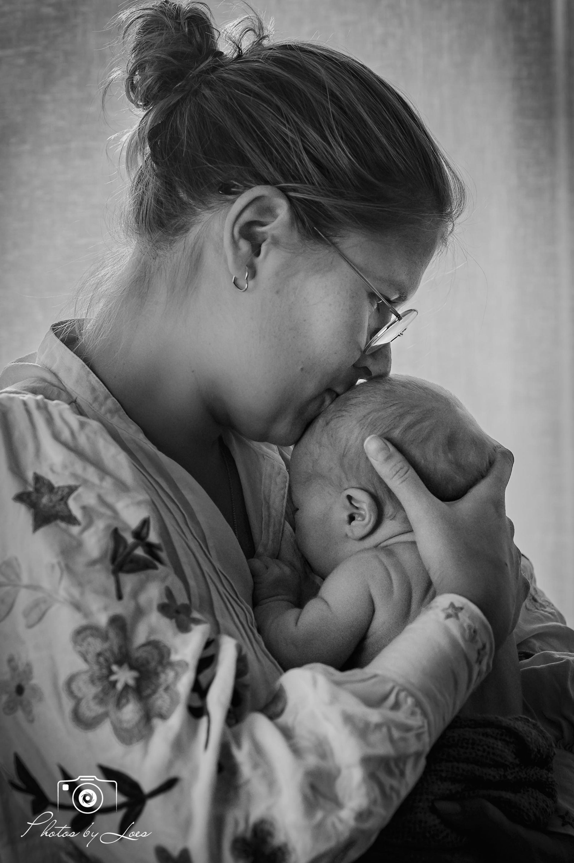 Een vrouw houdt een pasgeboren baby in haar armen.