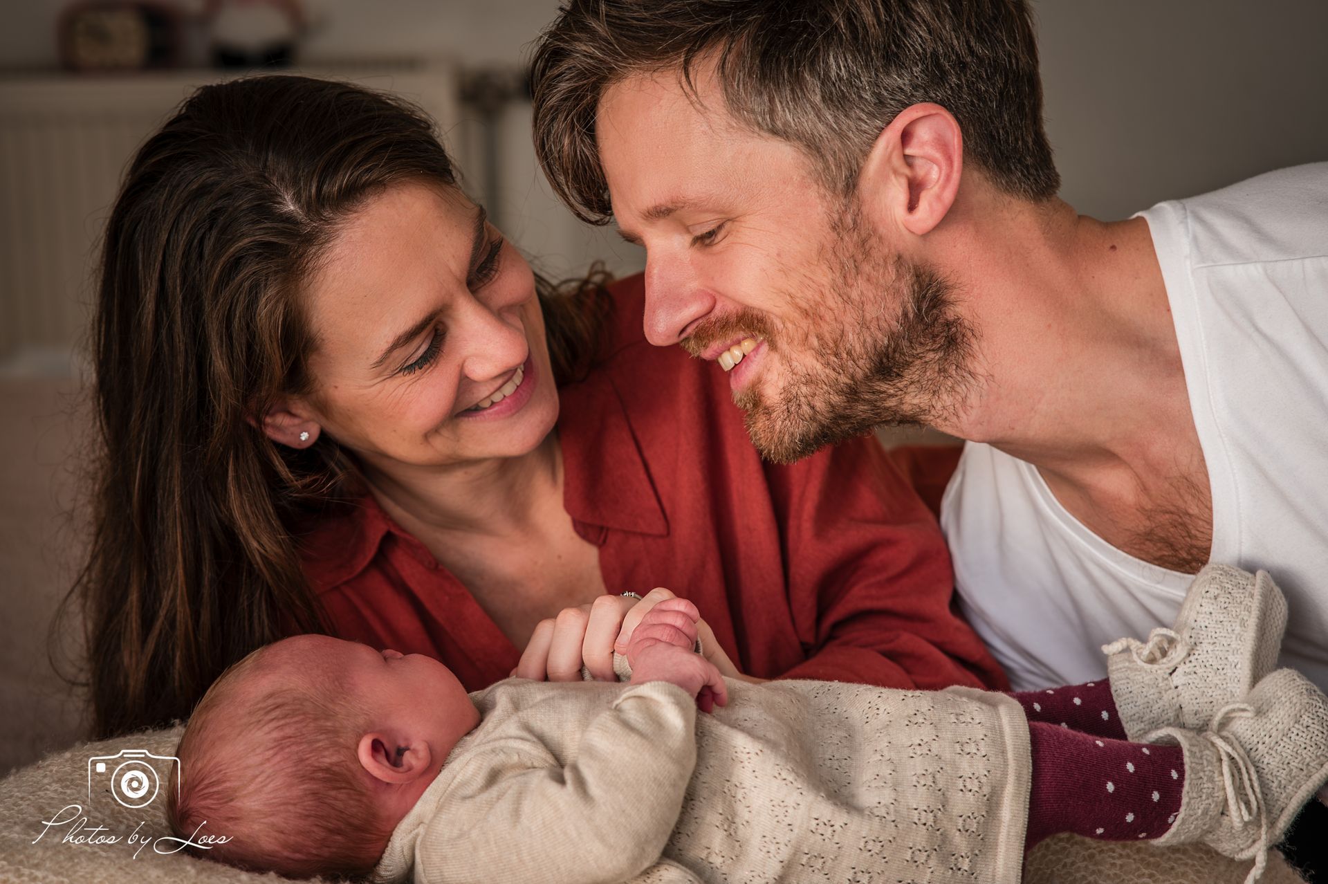 Een vrouw steekt haar vinger in de mond van een baby.