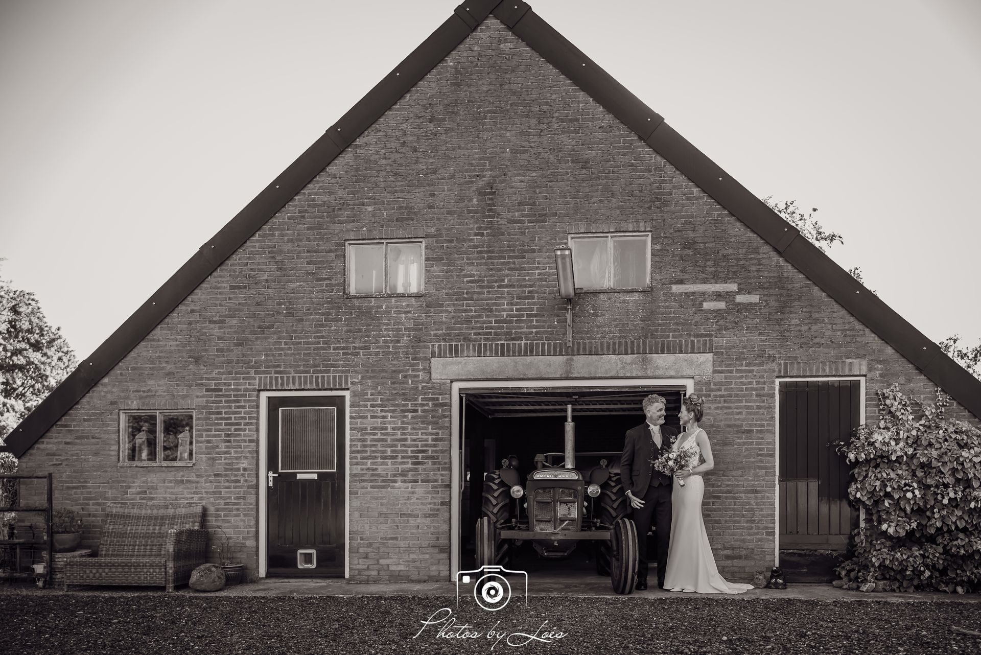 bruid en bruidegom bij tractor