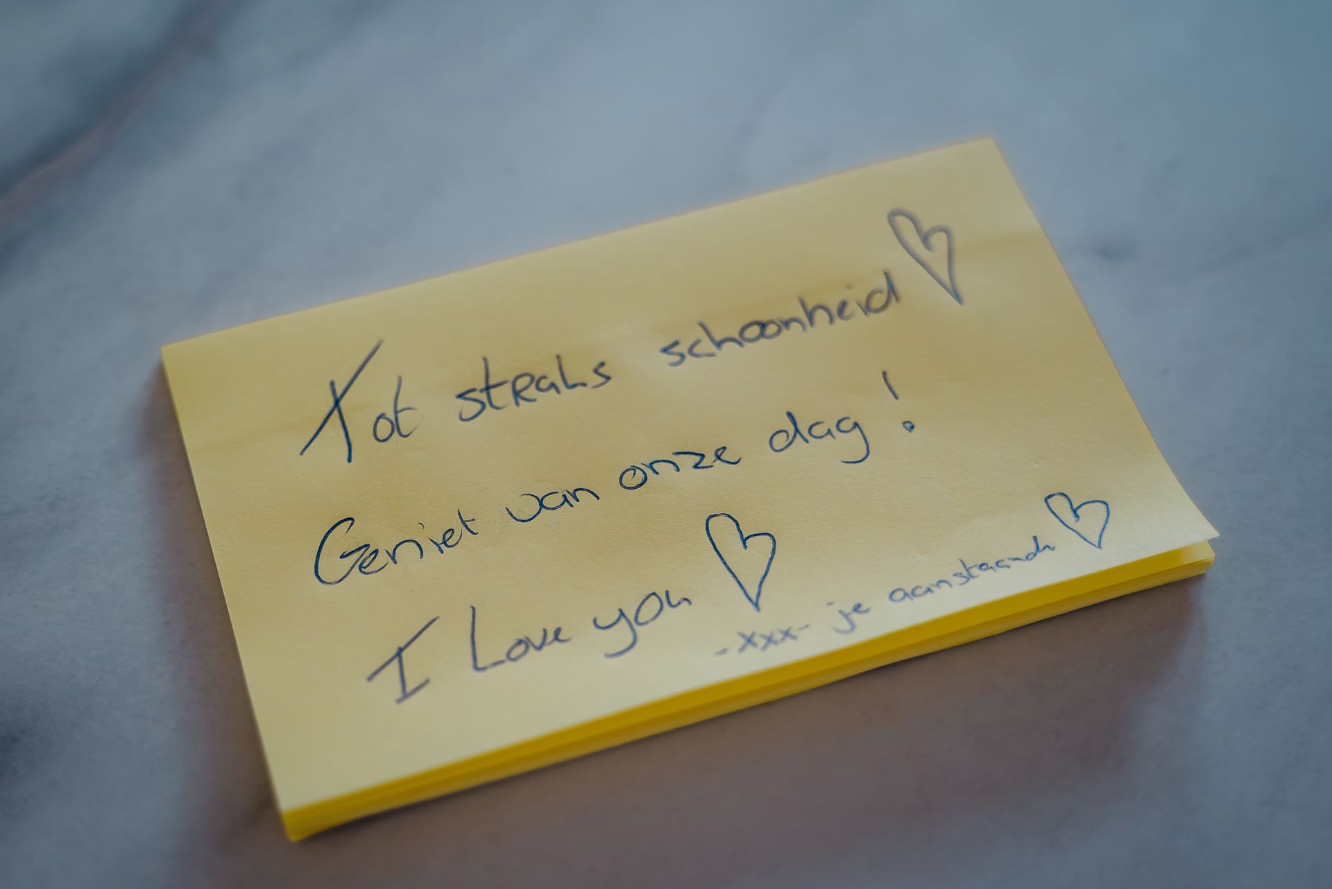 Een gele post-it met de tekst ik hou van jou
