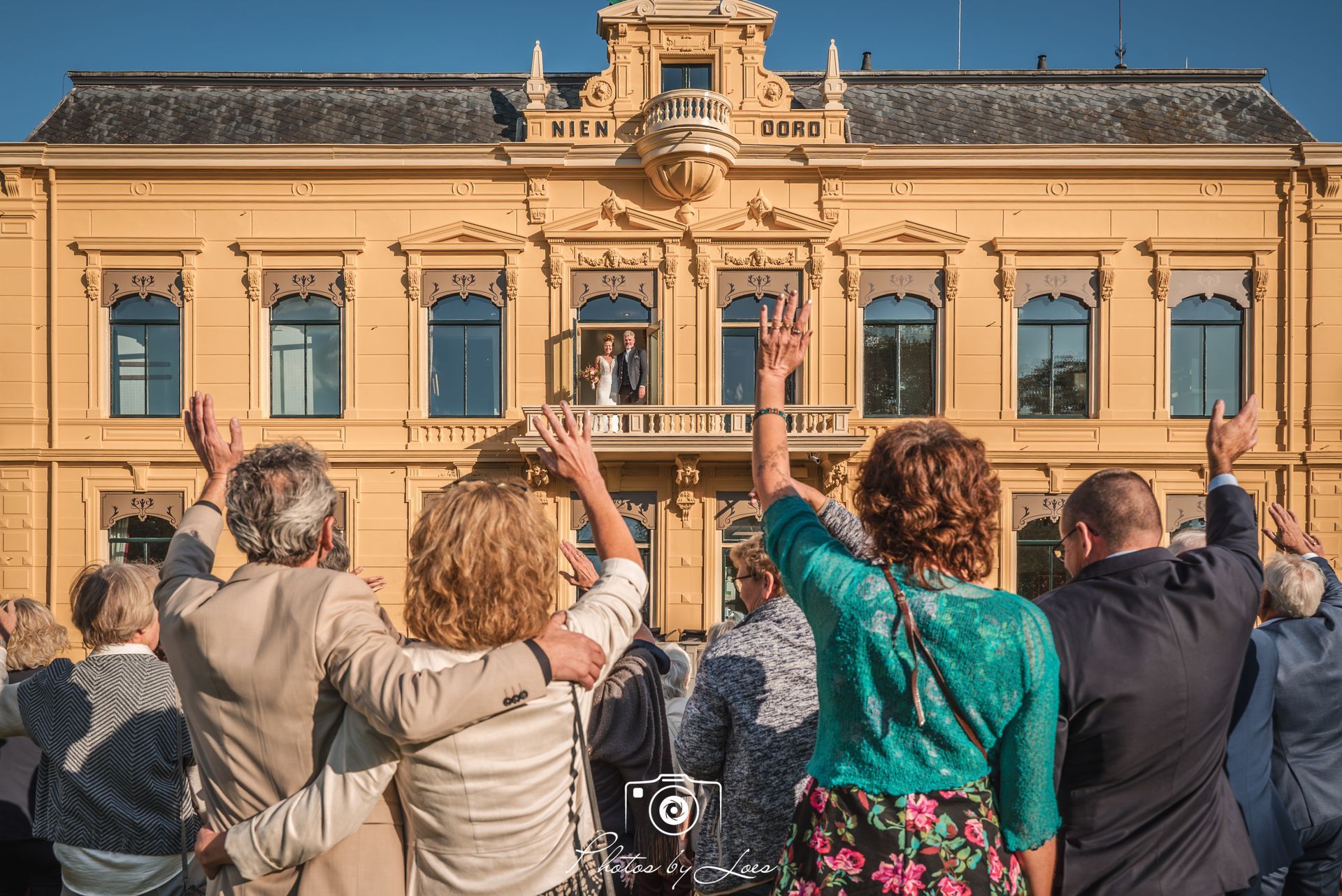 zwaaien op het balkon