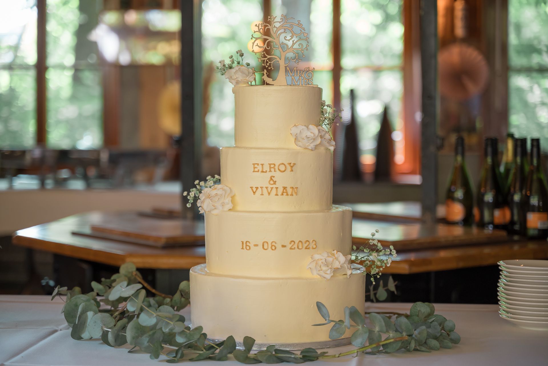 Een bruidstaart staat op een tafel.