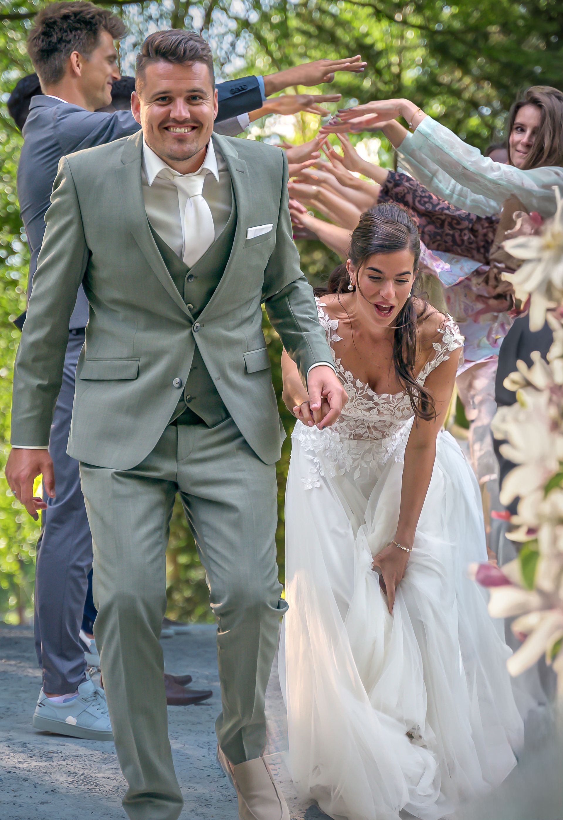 Een bruid en bruidegom lopen met hun bruidsgezelschap naar het altaar.