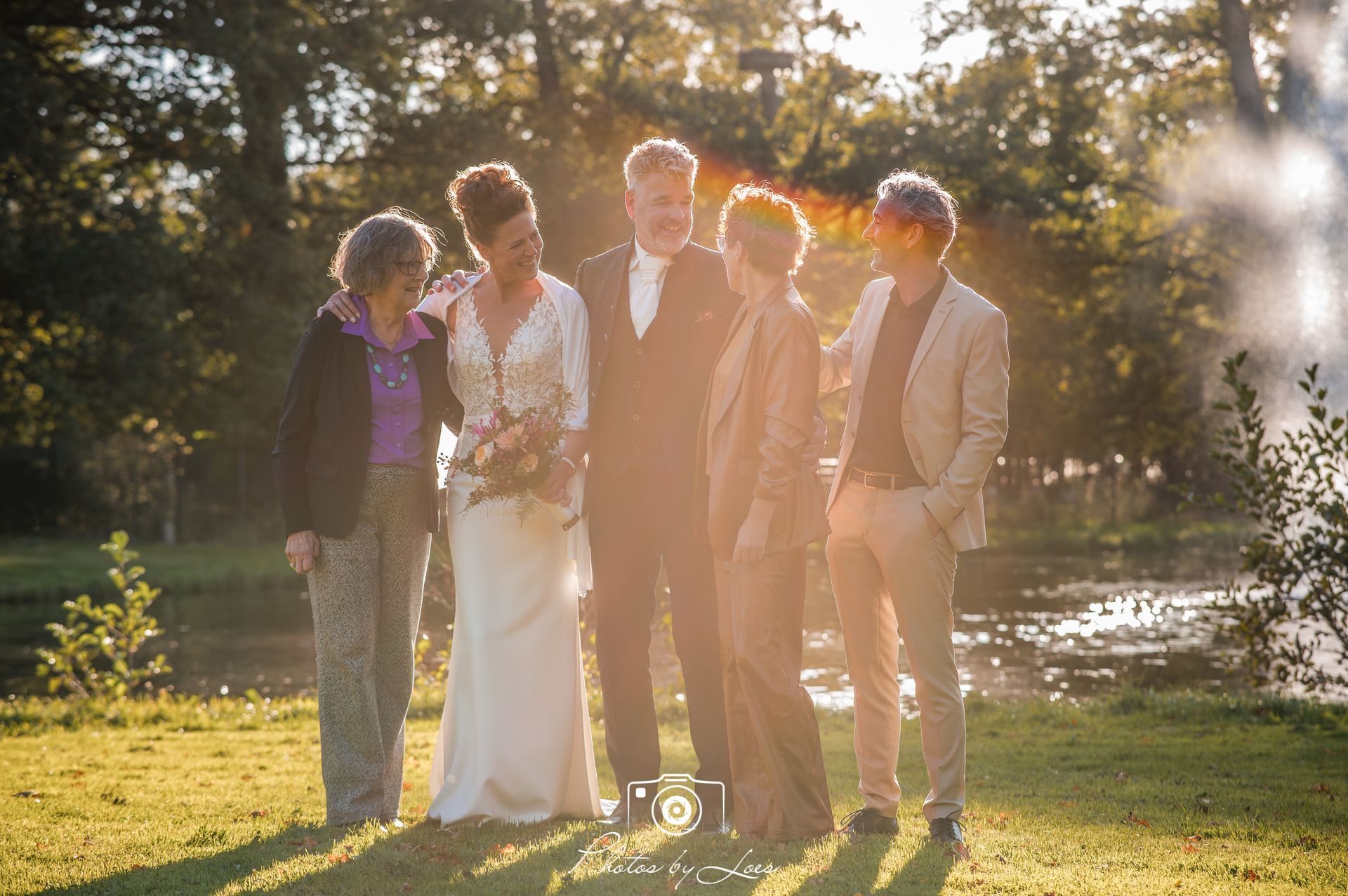 bruidspaar met de getuigen