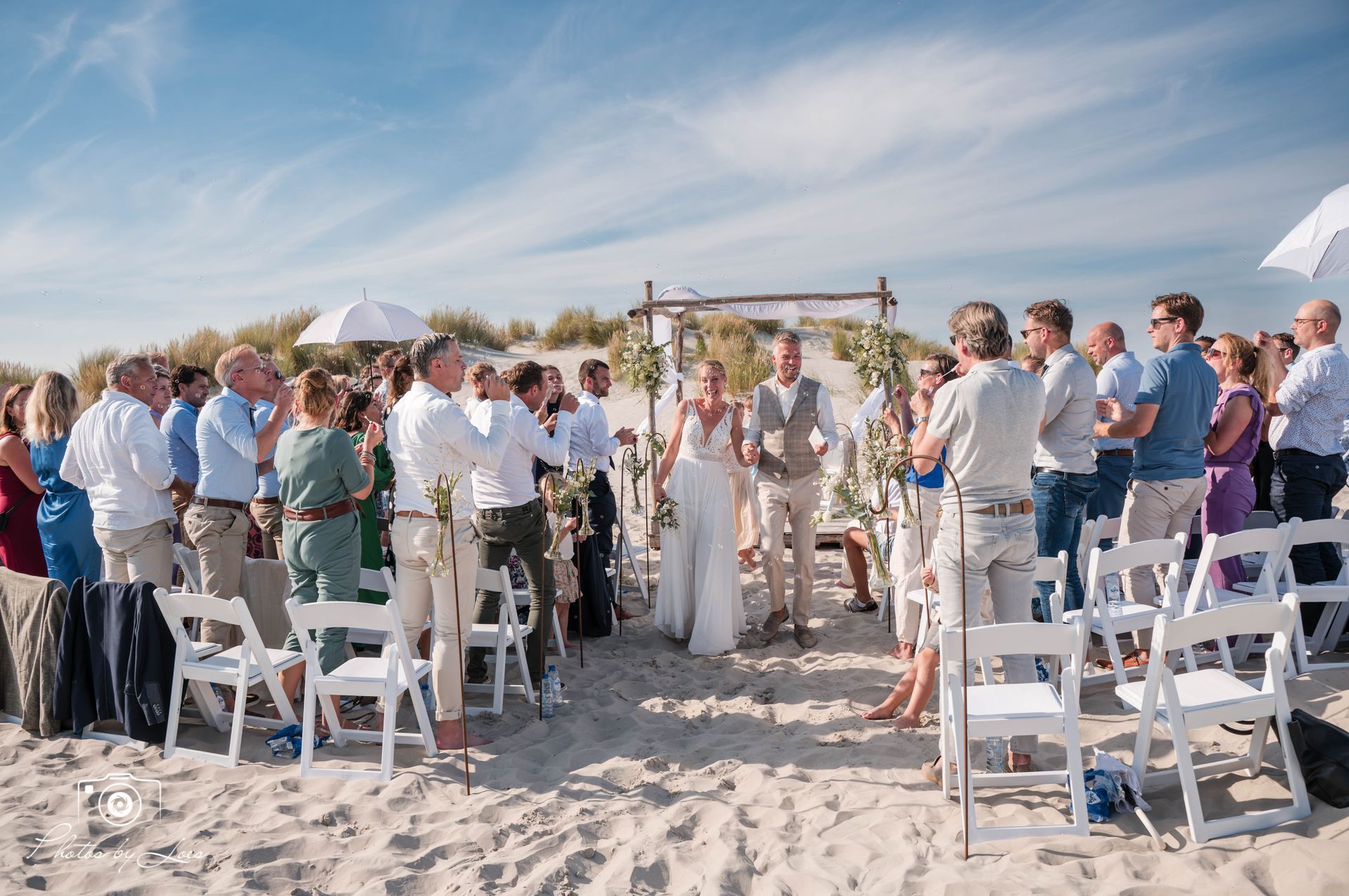 Een bruid en bruidegom trouwen op het strand.