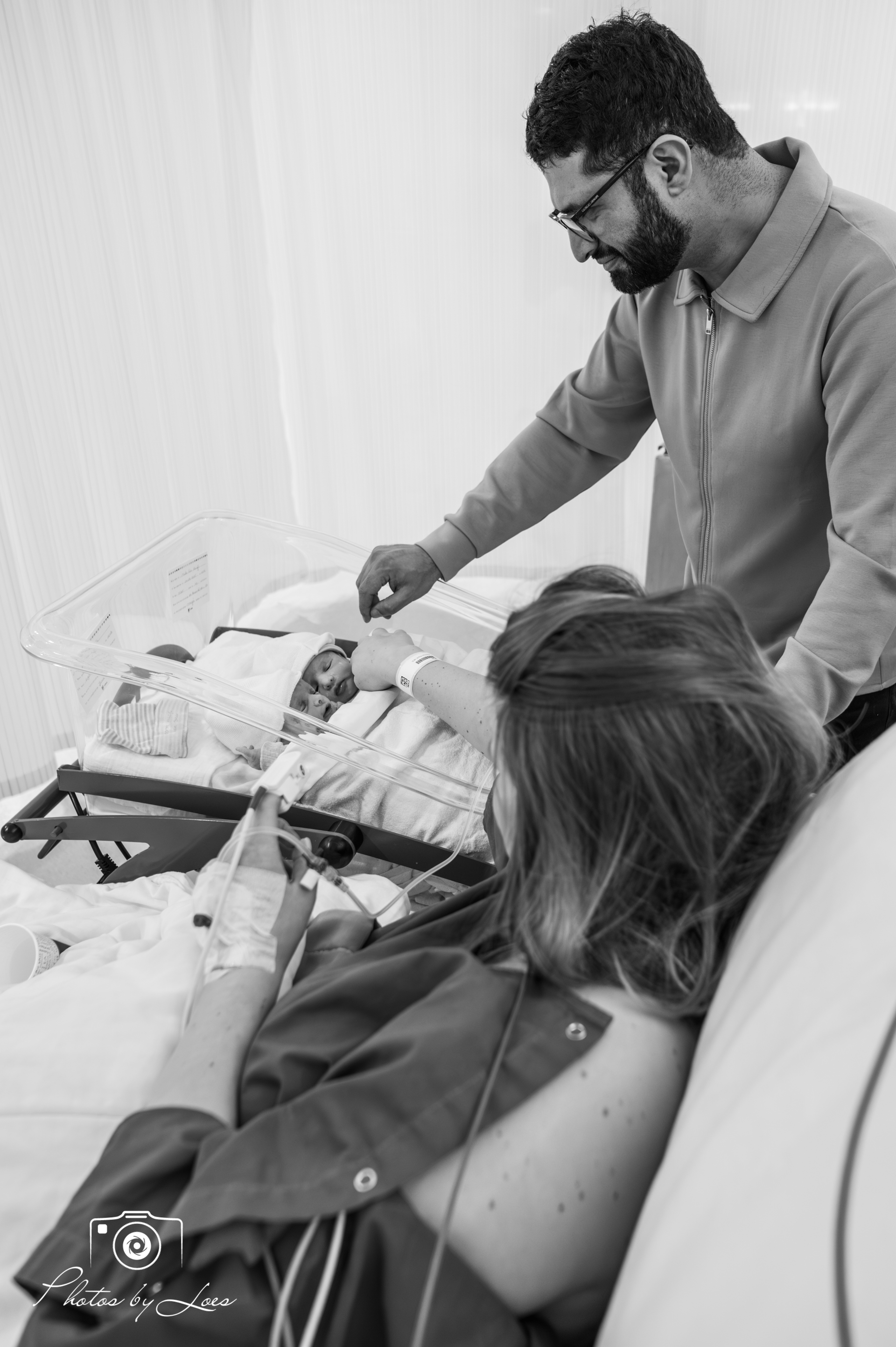 Intiem moment tijdens de geboorte van de tweeling van Marlou en Ferdos Raufi.