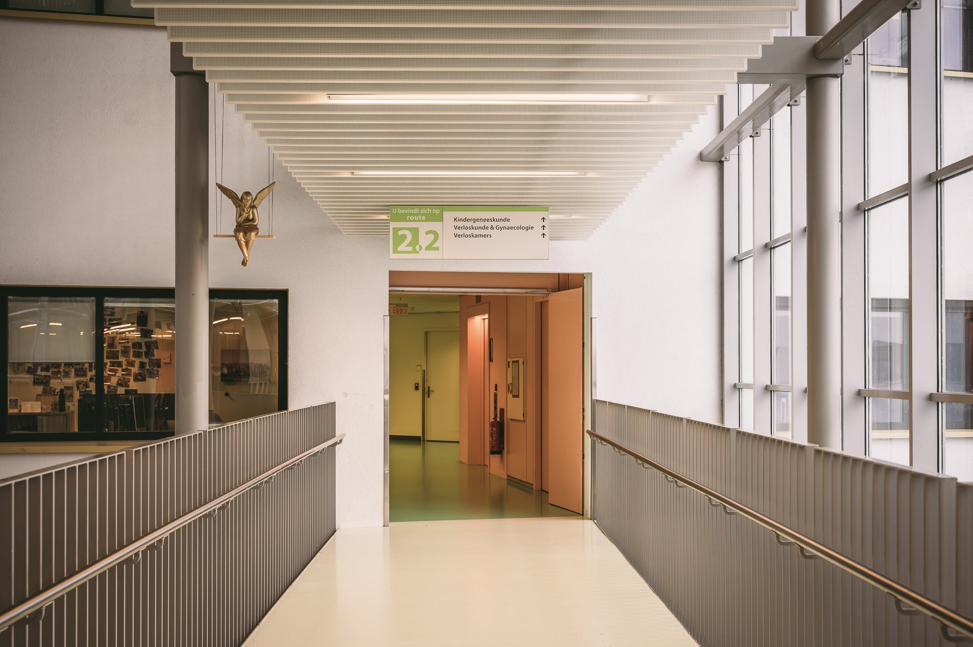 Een gang met een hellingbaan en een bordje met de tekst p3.2