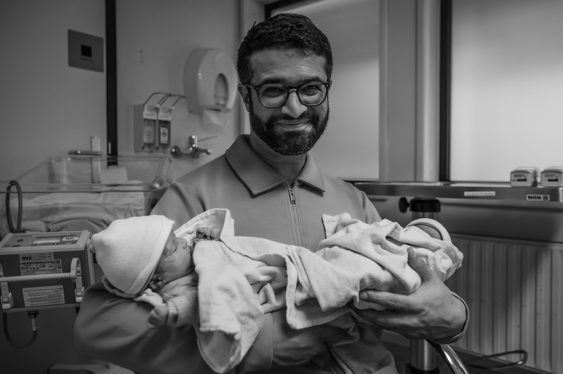 Intiem moment tijdens de geboorte van de tweeling van Marlou en Ferdos Raufi.