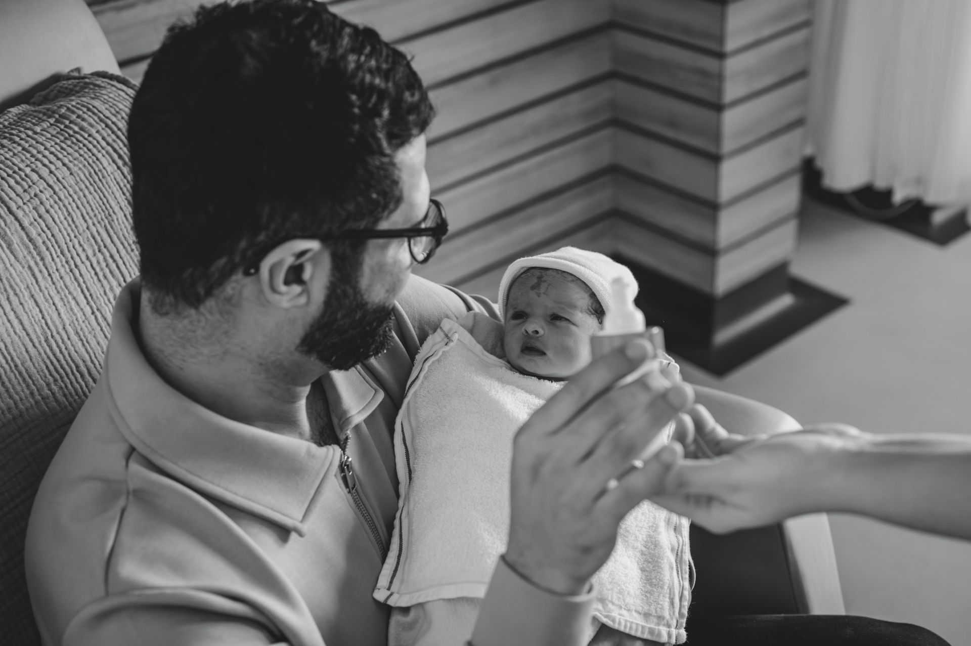 Saar krijgt voor het eerst een flesje van papa Ferdos Raufi