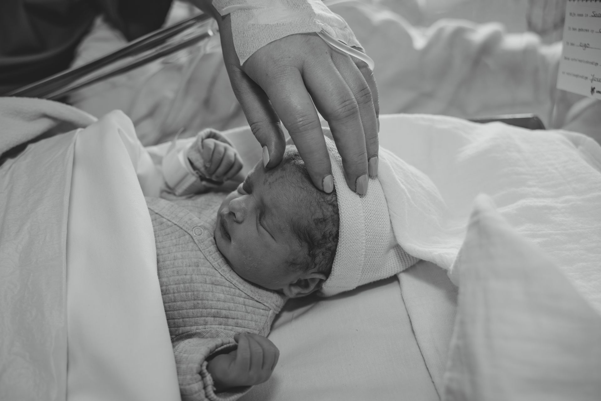 Marlou en Ferdos Raufi verwelkomen hun pasgeboren tweeling met liefde en tederheid.