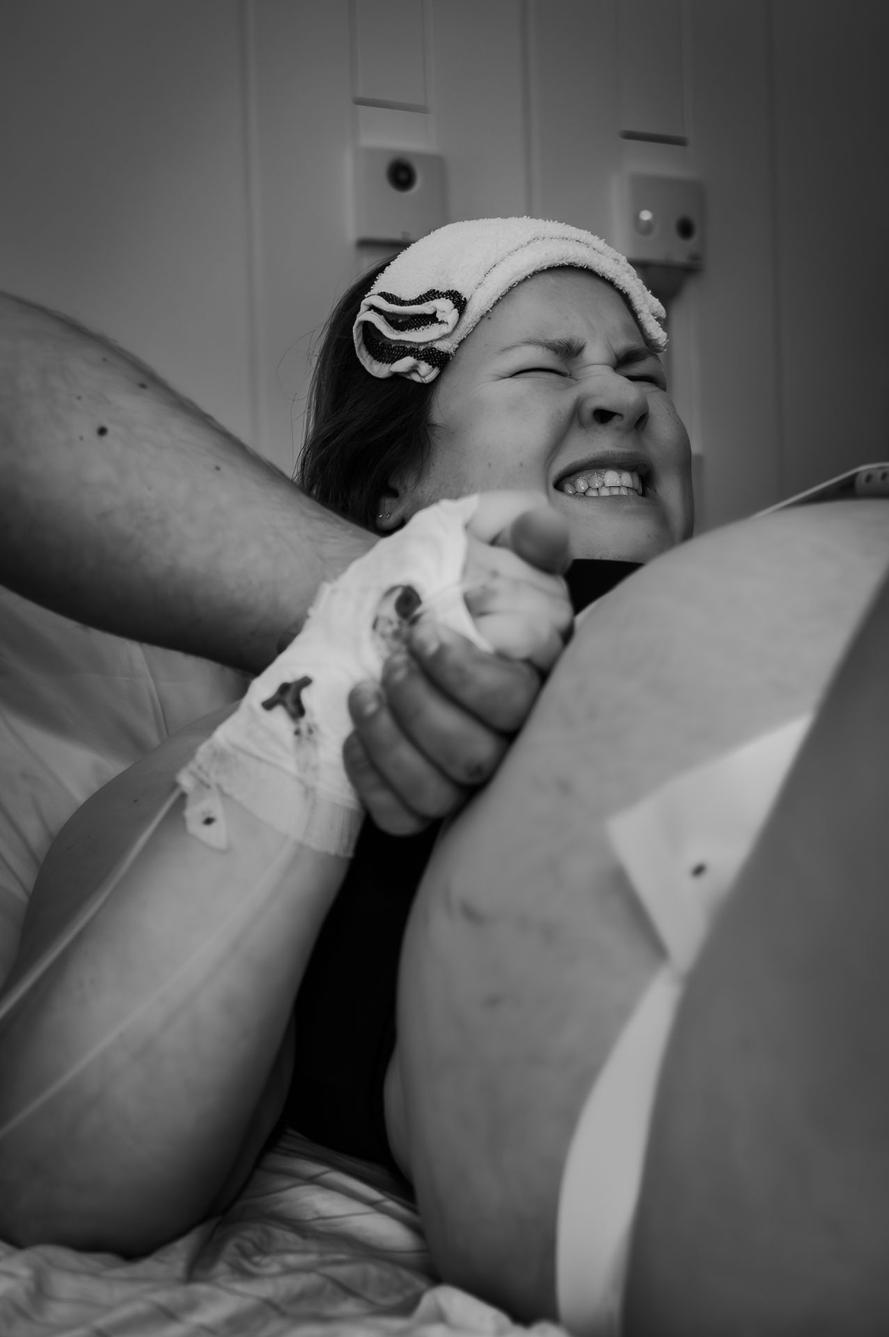 Een zwart-witfoto van een vrouw die bevalt