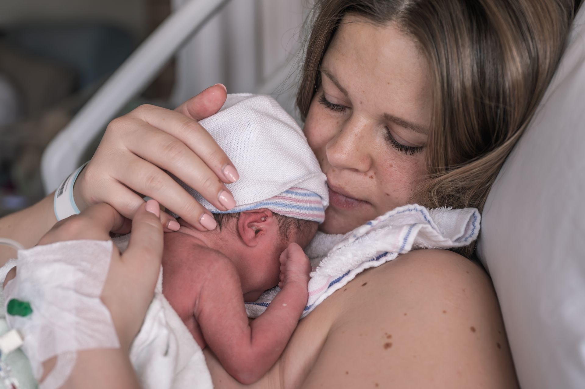 Marlou en Ferdos Raufi verwelkomen hun pasgeboren tweeling met liefde en tederheid.