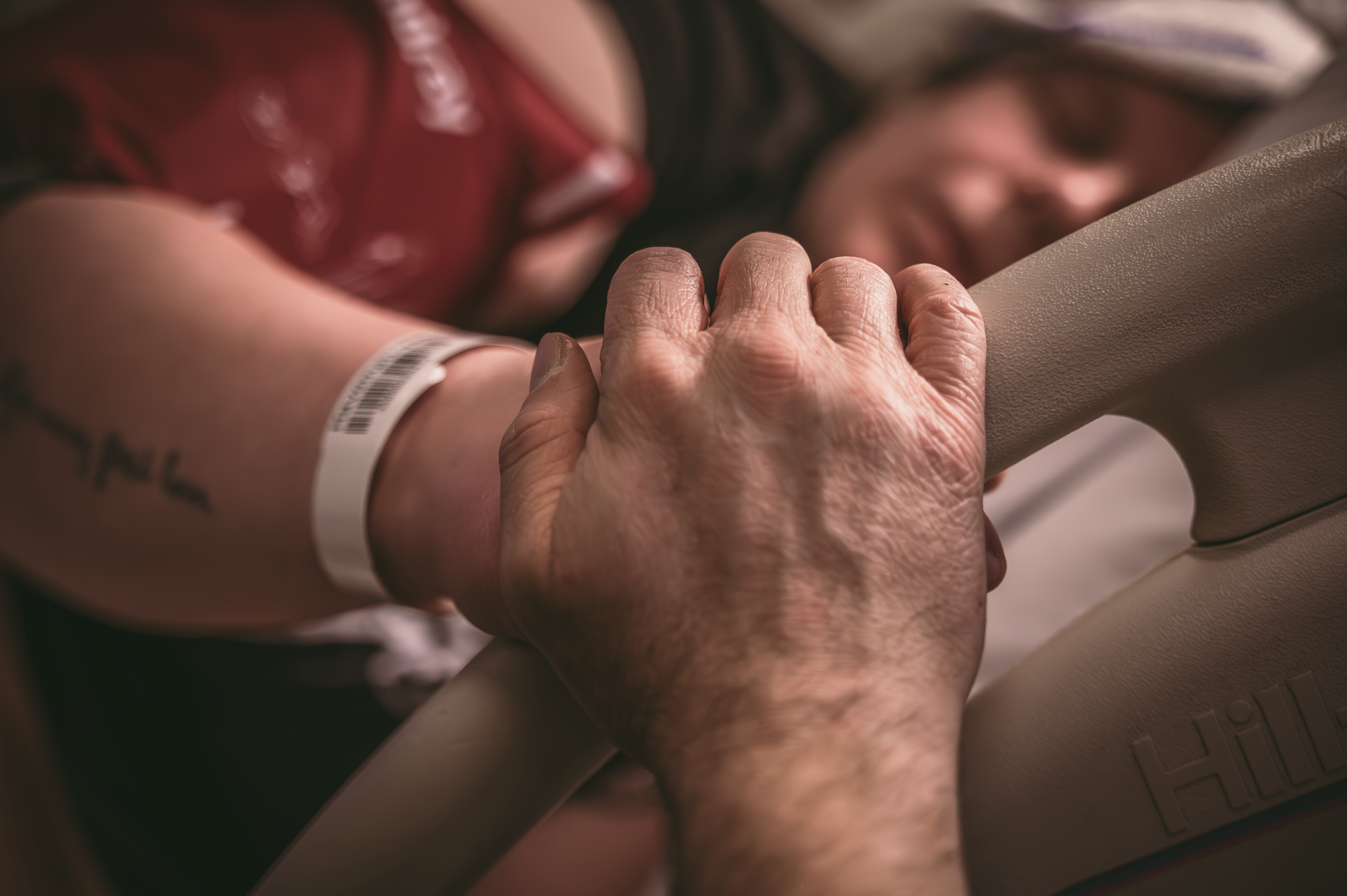 Photos by Loes, gevestigd in Zuidhorn, is gespecialiseerd in professionele geboortefotografie in Noord-Nederland. 