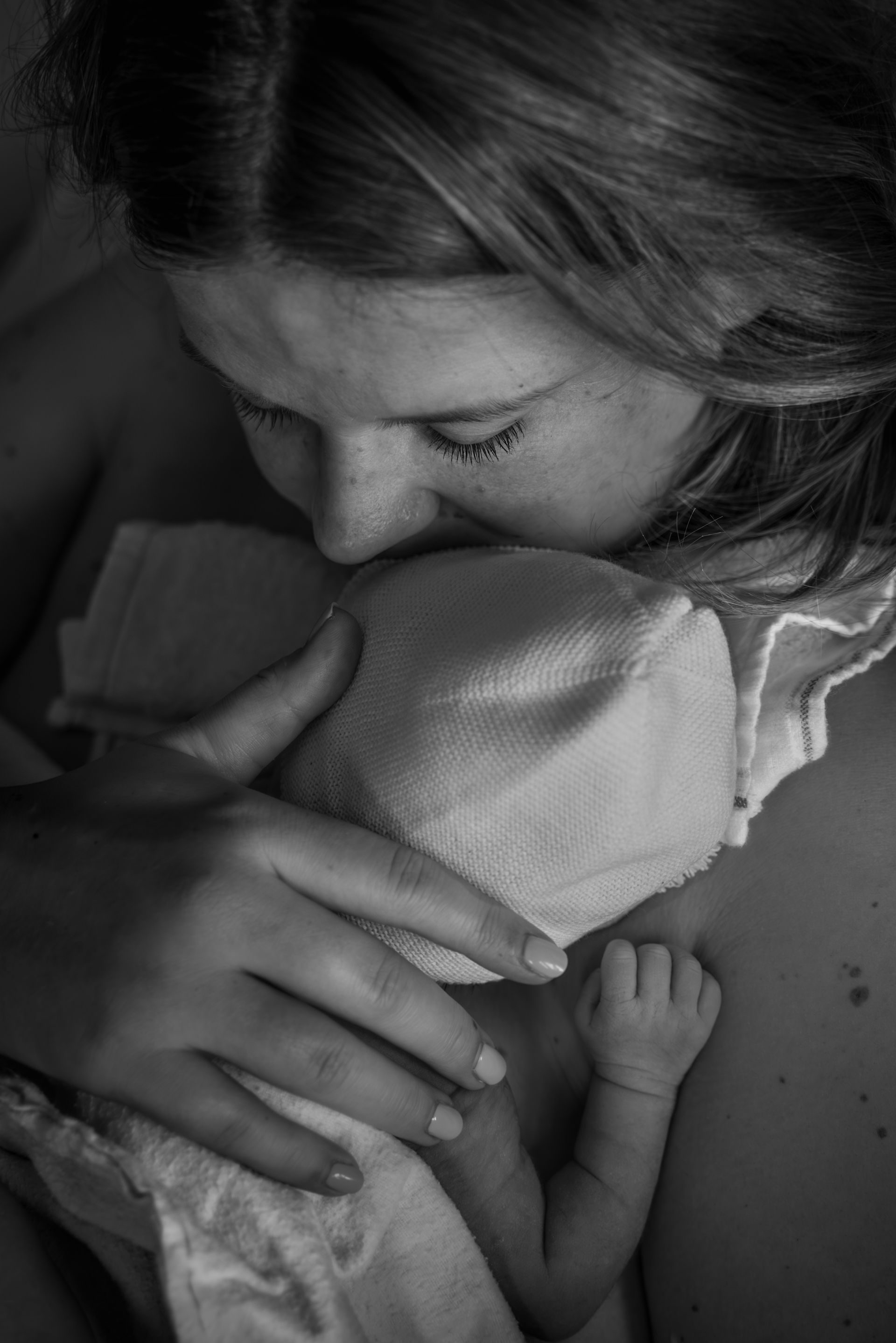 Marlou en Ferdos Raufi verwelkomen hun pasgeboren tweeling met liefde en tederheid.