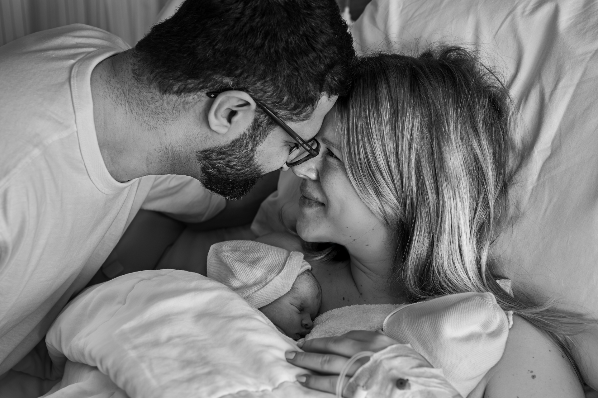 Op een zwart-witfoto houdt een vrouw een baby in haar armen.