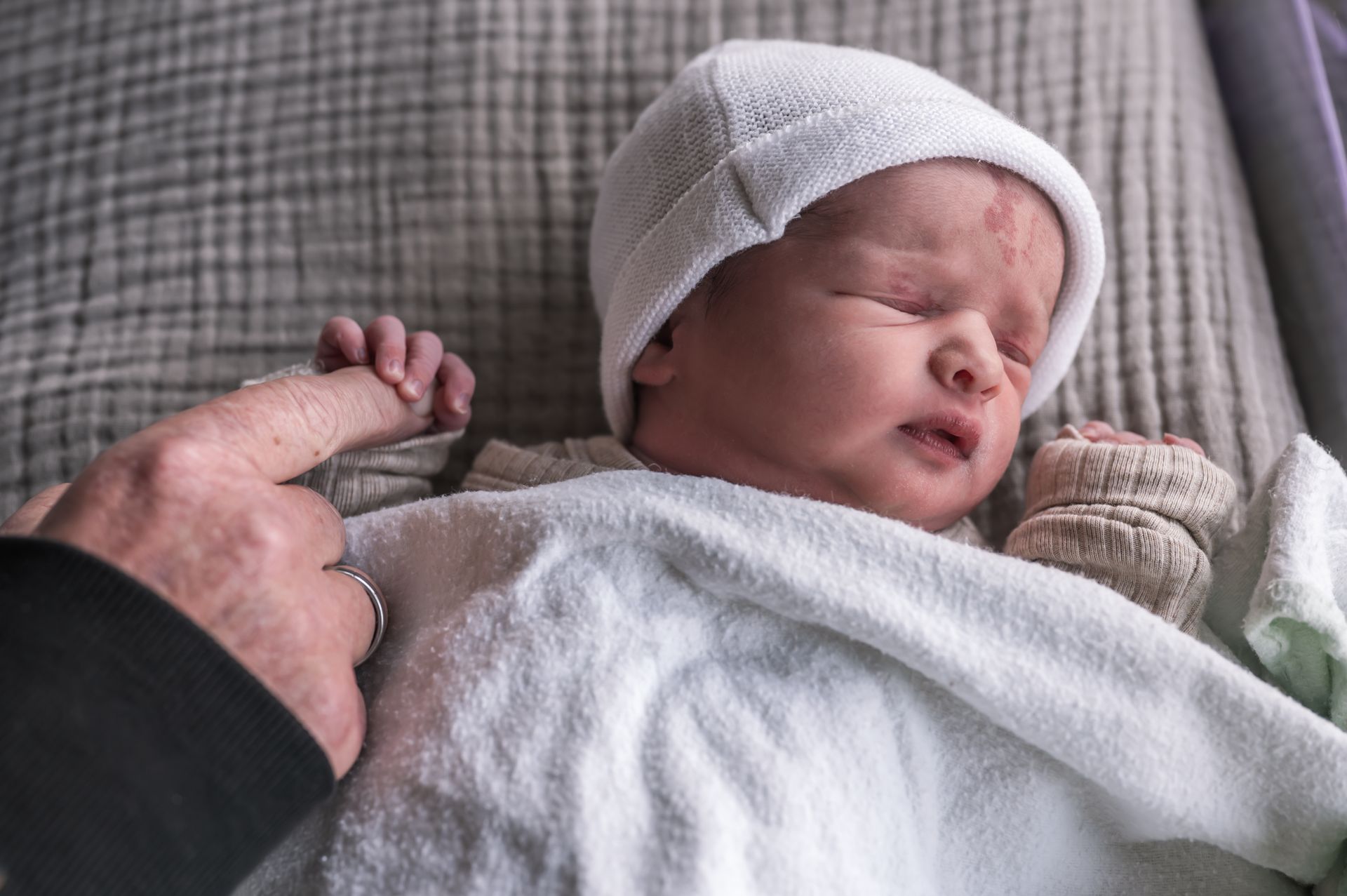 Saar Raufi houdt opa stevig vast