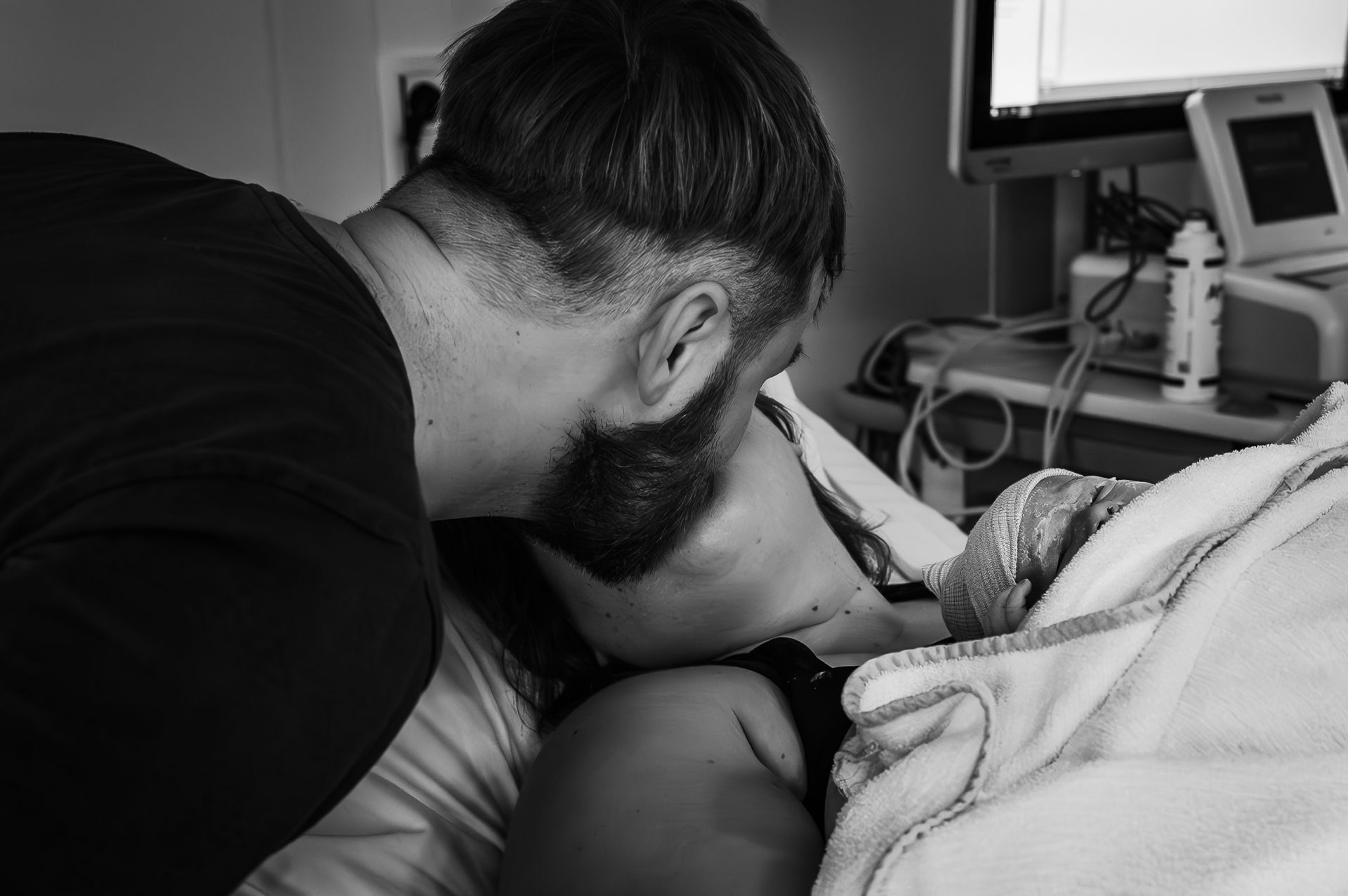 Op een zwart-witfoto kust een man de nek van een vrouw.