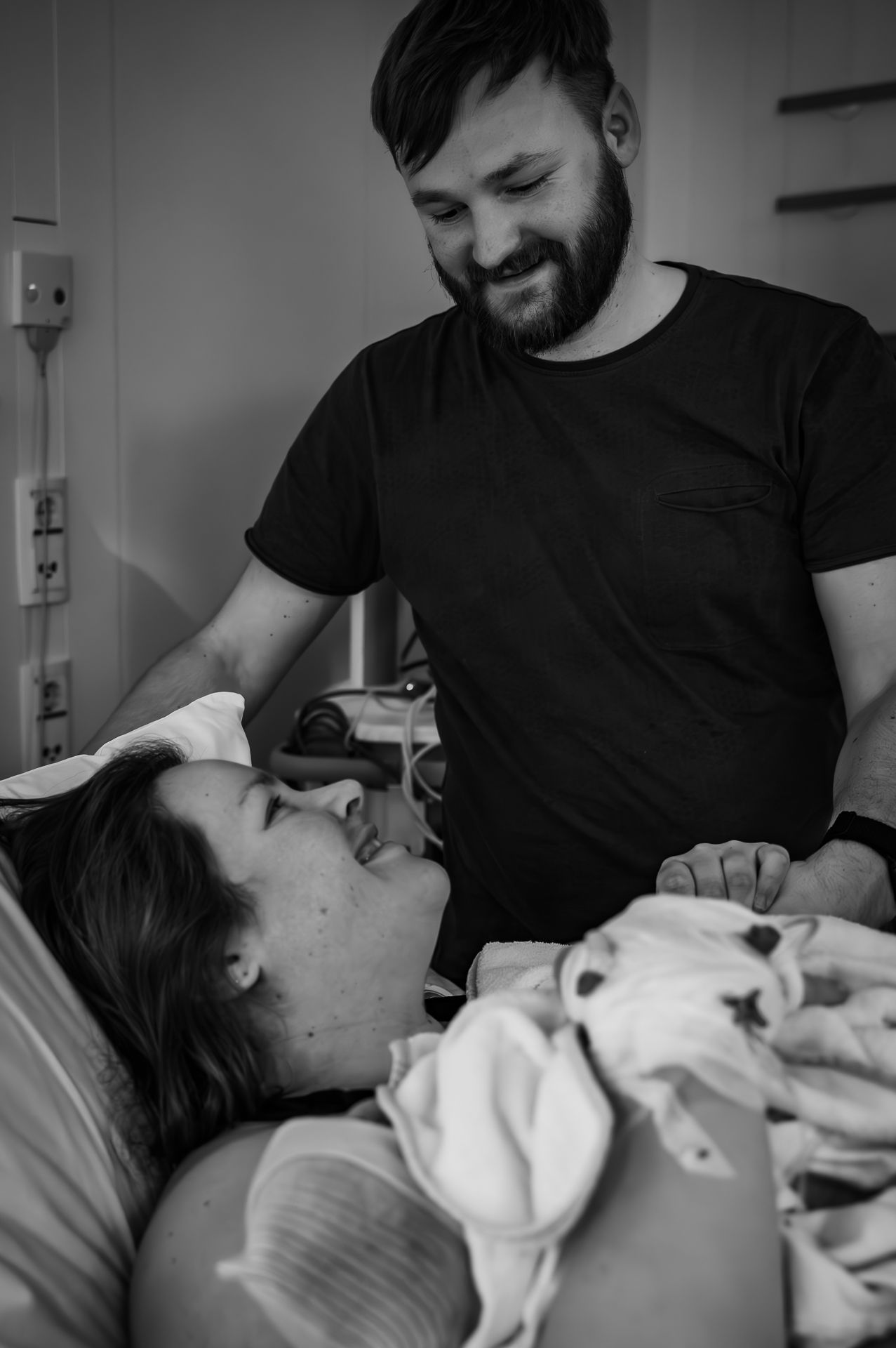 Een man en een vrouw kijken elkaar aan op een zwart-witfoto.