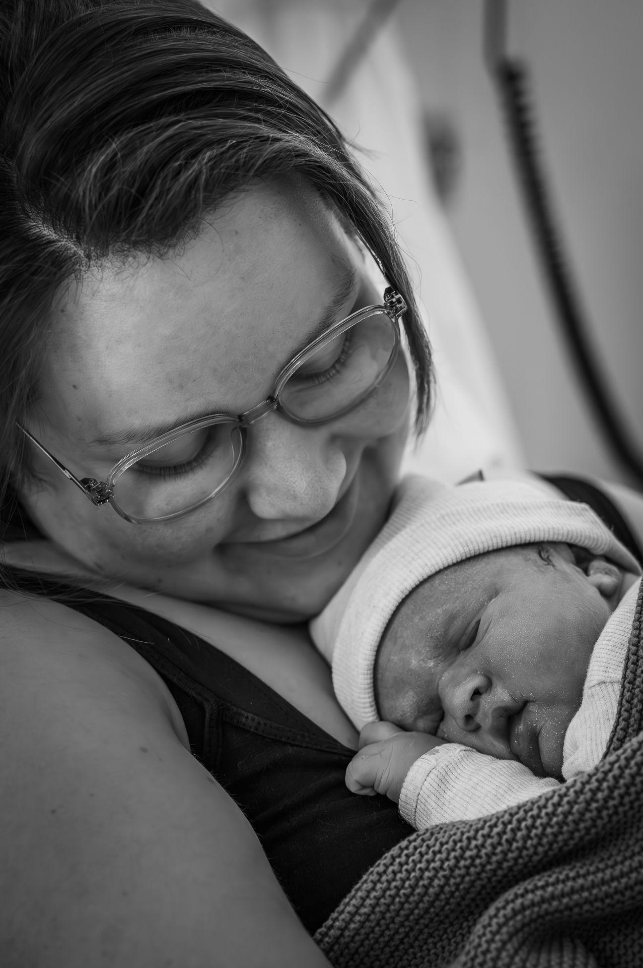 Een vrouw houdt een pasgeboren baby in haar armen.