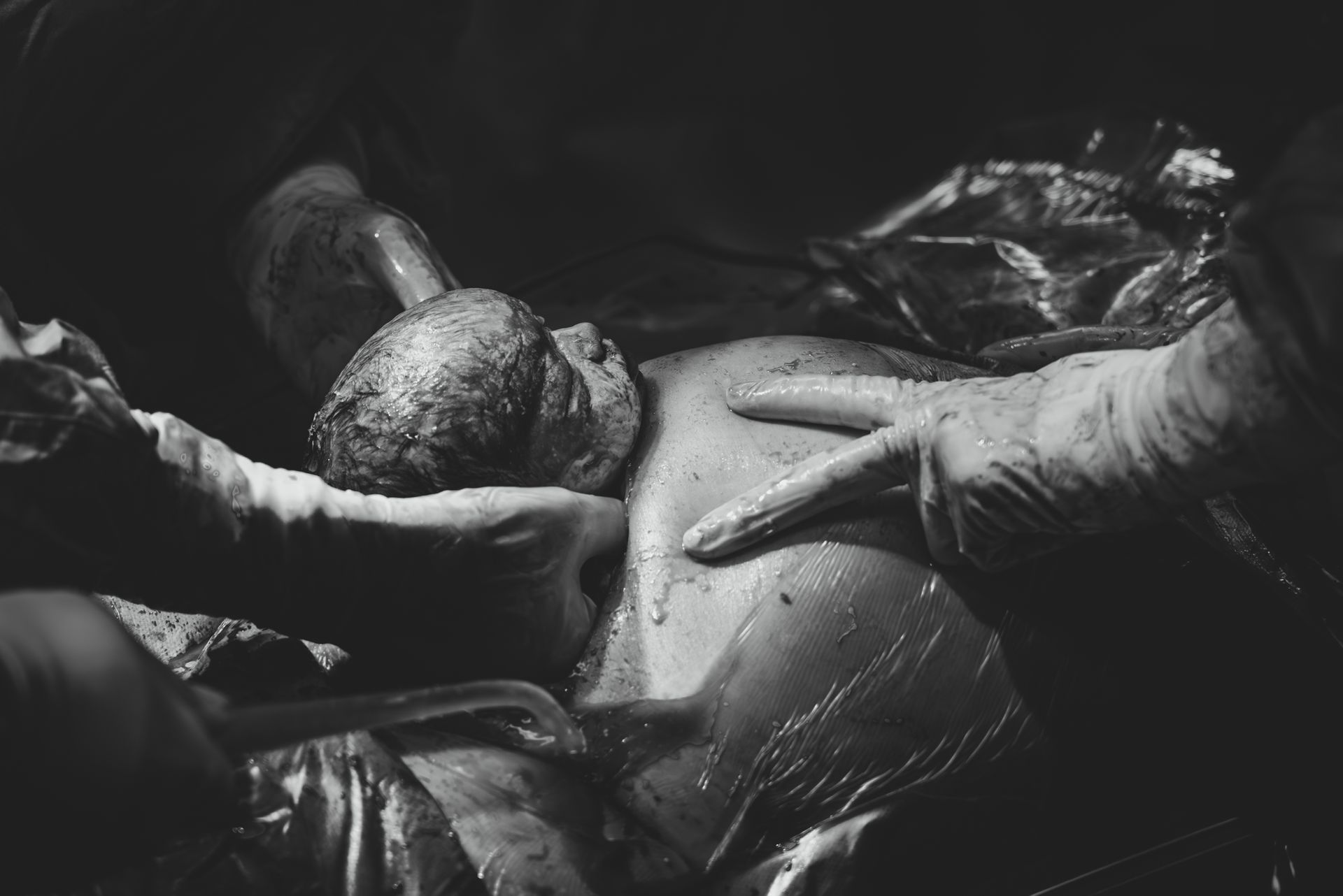 Marlou en Ferdos Raufi verwelkomen hun pasgeboren tweeling met liefde en tederheid.