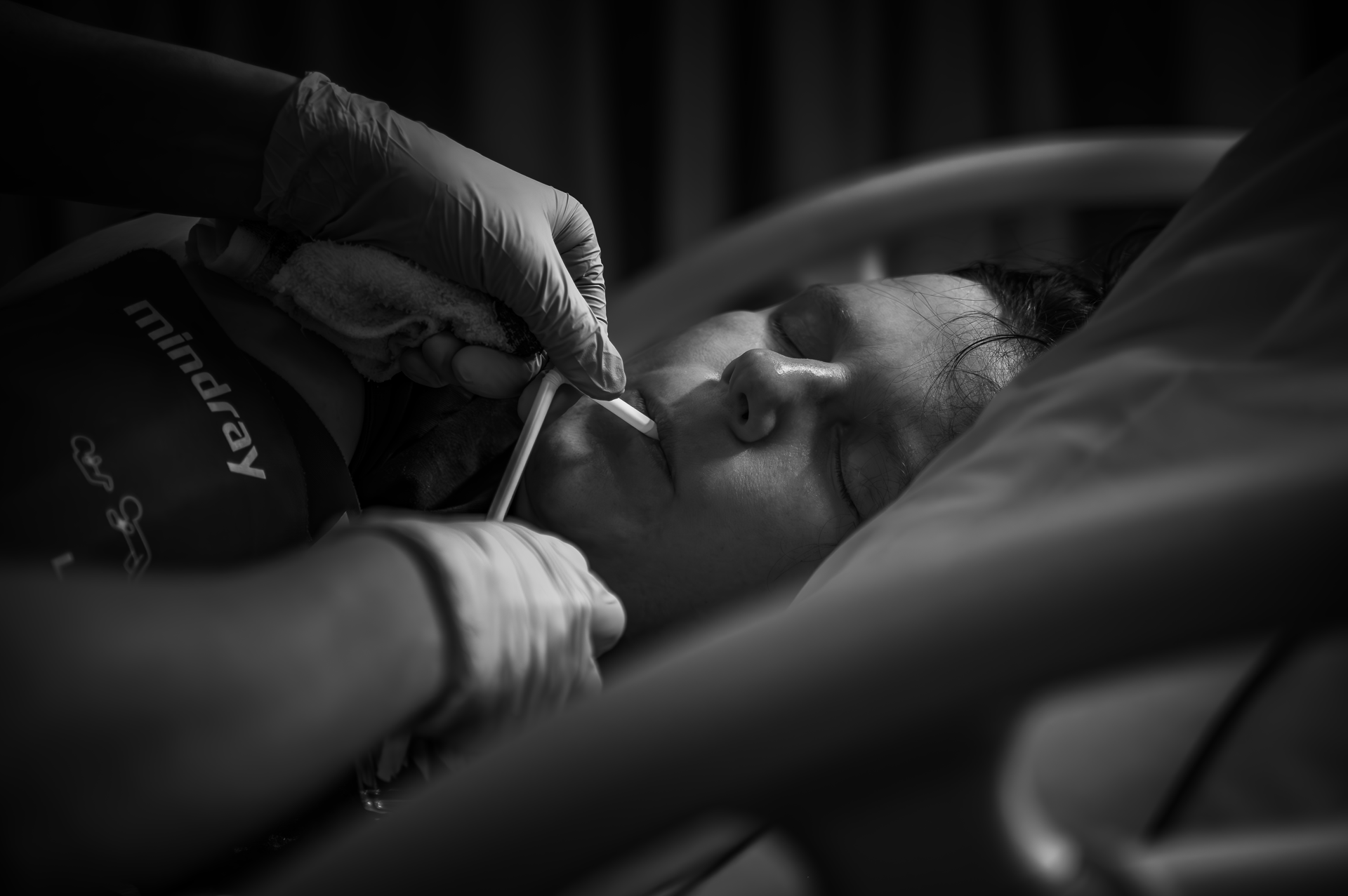 Photos by Loes, gevestigd in Zuidhorn, is gespecialiseerd in professionele geboortefotografie in Noord-Nederland. 